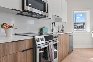 Kühlschrank, Mikrowelle, Ofen, Herdplatte