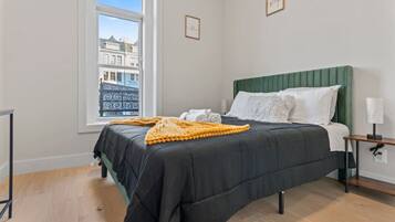 2 slaapkamers, een bureau, een strijkplank/strijkijzer, reisbedje