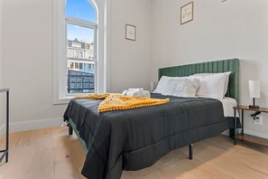 2 bedrooms, desk, iron/ironing board, travel crib - The Lobby Residence Modern 2BR Downtown DC Dupont (Washington)