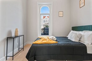 2 間睡房、書桌、熨斗/熨衫板、可攜式嬰兒床