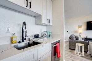 Réfrigérateur, four à micro-ondes, un four, surface de cuisson
