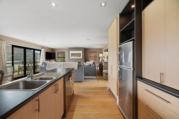 المنشأة من الداخل