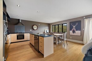 ثلاجة، ميكروويف، فرن، غسالة أطباق