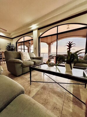 Smart-TV, Tischtennisplatte, Stereoanlage, Computerbildschirme