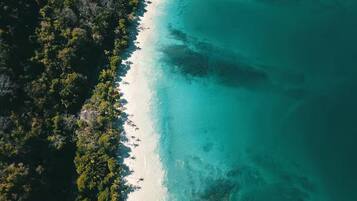 Chaises longues, serviettes de plage