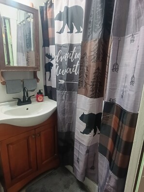 Een douche, een haardroger, handdoeken, zeep