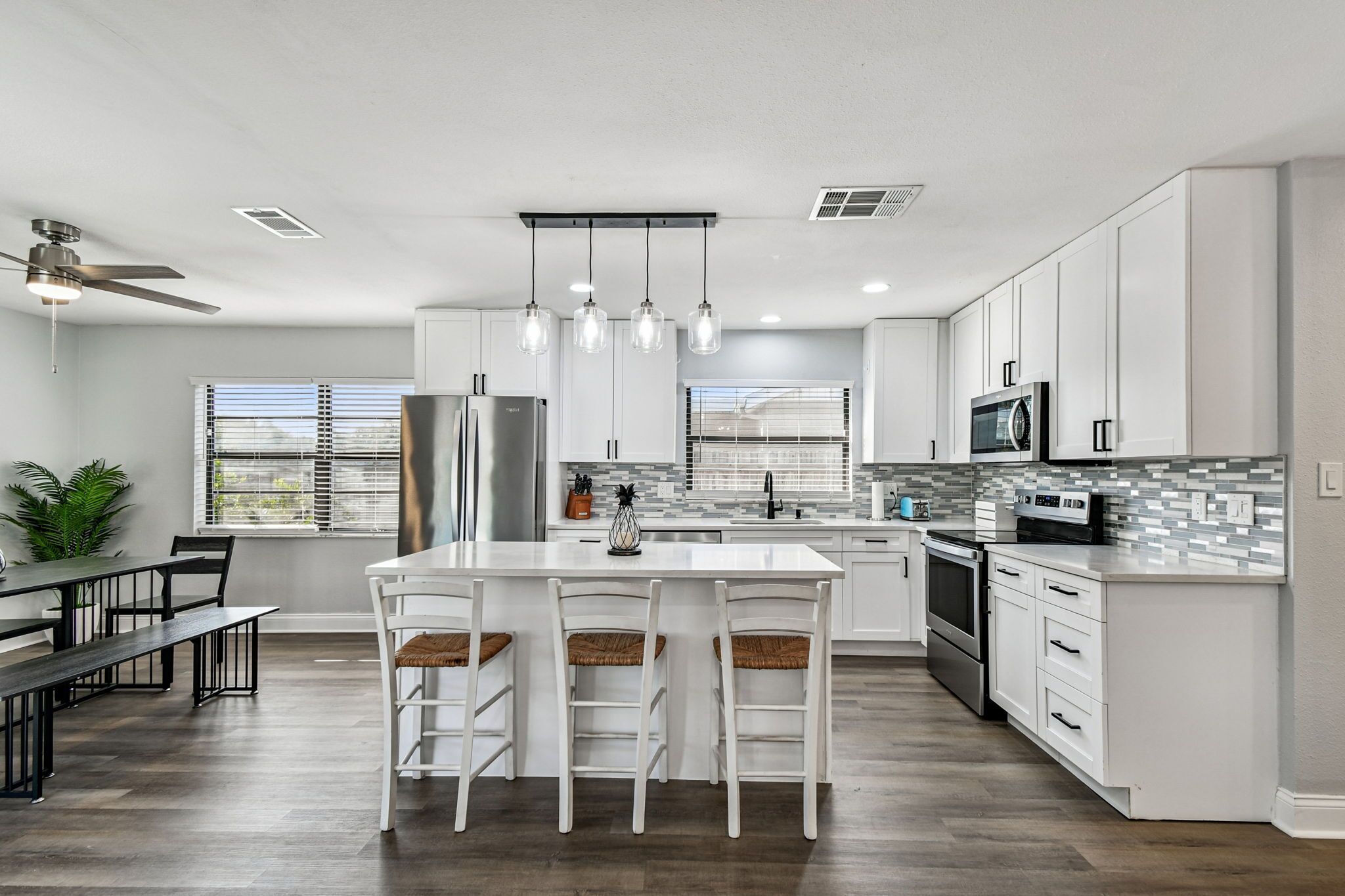 冰箱、微波炉、烤箱、炉灶