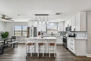 Een koelkast, een magnetron, een oven, een kookplaat