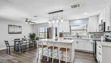 Jääkaappi, mikroaaltouuni, uuni, liesi