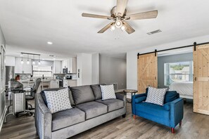 Een smart-tv en boeken