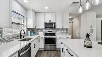 冰箱、微波炉、烤箱、炉灶