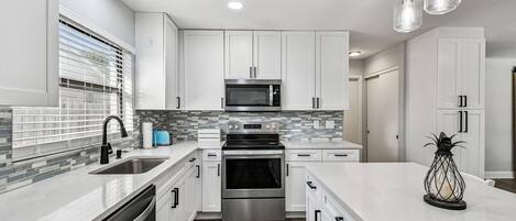 冷蔵庫、電子レンジ、オーブン、コンロ