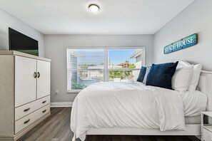 3 bedrooms, desk, iron/ironing board, free WiFi - Coastal Family Retreat – Heated Pool, Fire Pit & Fun! (Holiday)