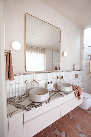 Douche, sèche-cheveux, serviettes fournies, savon