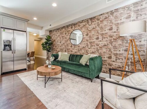Modern & Cozy 2-bedroom condo in Center City Philadelphia - Walk Everywhere