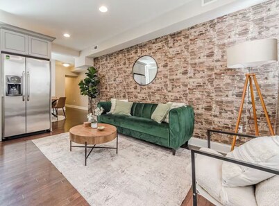 Modern & Cozy 2-bedroom condo in Center City Philadelphia - Walk Everywhere