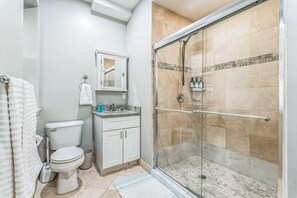 Regadera, secadora de cabello, toallas, jabón 