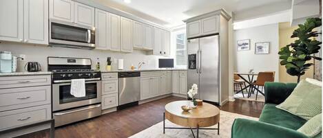 Mikrowelle, Ofen, Herdplatte, Geschirrspüler