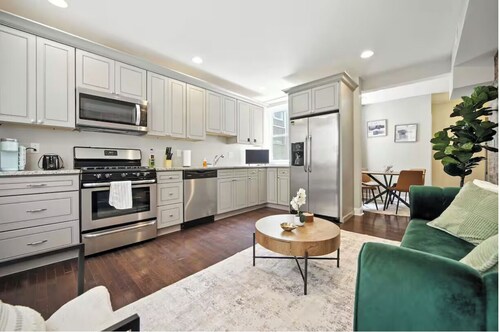 Modern & Cozy 2-bedroom condo in Center City Philadelphia - Walk Everywhere