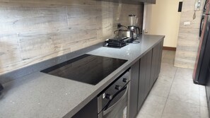 Apartamento família, sacada, vista para a cidade | Cozinha privada