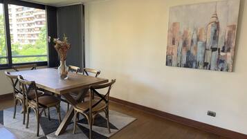 Apartament familiar, balcó, vistes a la ciutat | Menjador