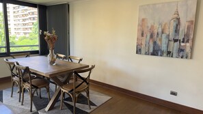 Apartamento família, sacada, vista para a cidade | Sala de jantar