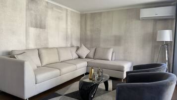 Apartamento família, sacada, vista para a cidade | Área de estar