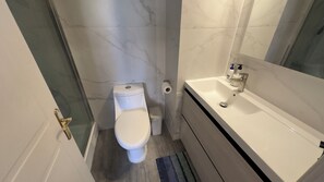 Family Apartment, Balcony, City View | Bathroom