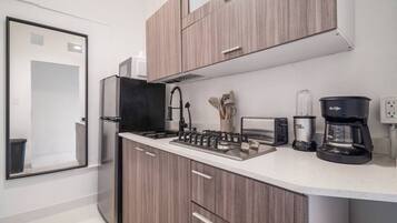 Kühlschrank, Mikrowelle, Herdplatte, Wasserkocher mit Kaffee-/Teezubehör