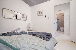 Desk, iron/ironing board, WiFi, bed sheets