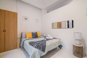 Desk, iron/ironing board, WiFi, bed sheets