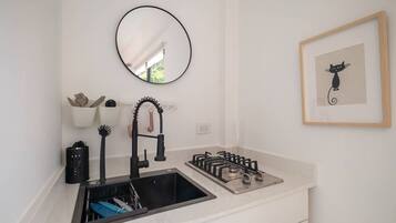 Frigorífico, microondas, placa de cocina y cafetera o tetera