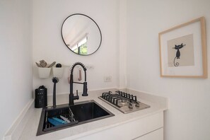 Refrigerador, microondas, parrilla de estufa y cafetera y tetera