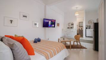 Escritorio, tabla de planchar con plancha, wifi y ropa de cama