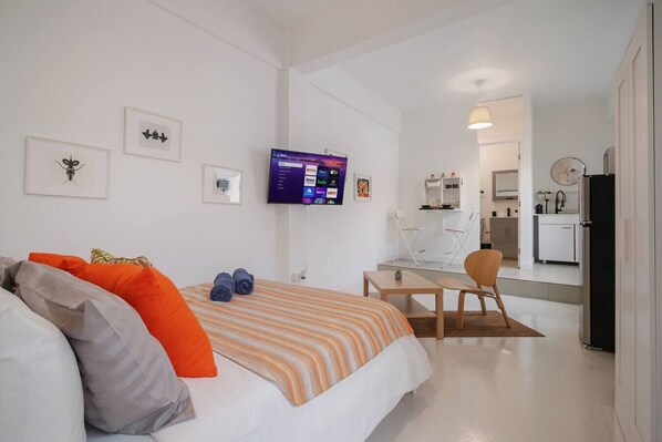 Escritorio, tabla de planchar con plancha, wifi y ropa de cama