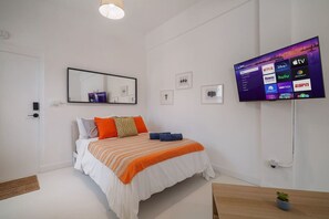 Escritorio, tabla de planchar con plancha, wifi y ropa de cama 