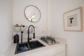 Kjøleskap, mikrobølgeovn, kokeplater og kaffetrakter/tekoker