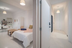 Desk, iron/ironing board, WiFi, bed sheets
