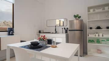 Kühlschrank, Mikrowelle, Herdplatte, Wasserkocher mit Kaffee-/Teezubehör