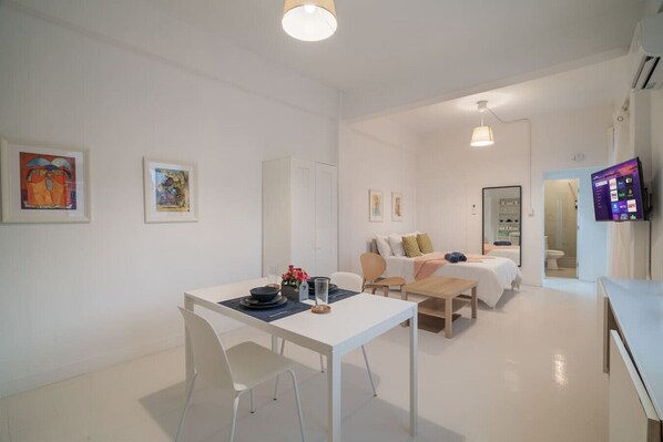 Escritorio, tabla de planchar con plancha, wifi y ropa de cama 