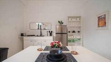 Refrigerador, microondas, parrilla de estufa y cafetera y tetera