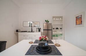 Kühlschrank, Mikrowelle, Herdplatte, Wasserkocher mit Kaffee-/Teezubehör