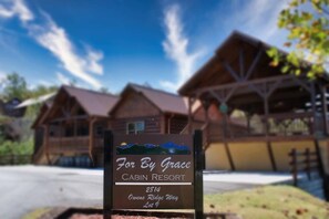 Un panneau indiquant un complexe de chalets, portant le nom « For By Grace » et l’adresse « 2814, chemin Owens Ridge, lot 9 ».