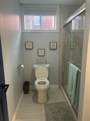 Suihku, hiustenkuivaaja, pyyhkeet, saippua