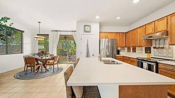 ثلاجة، ميكروويف، فرن، موقد طهي مسطح