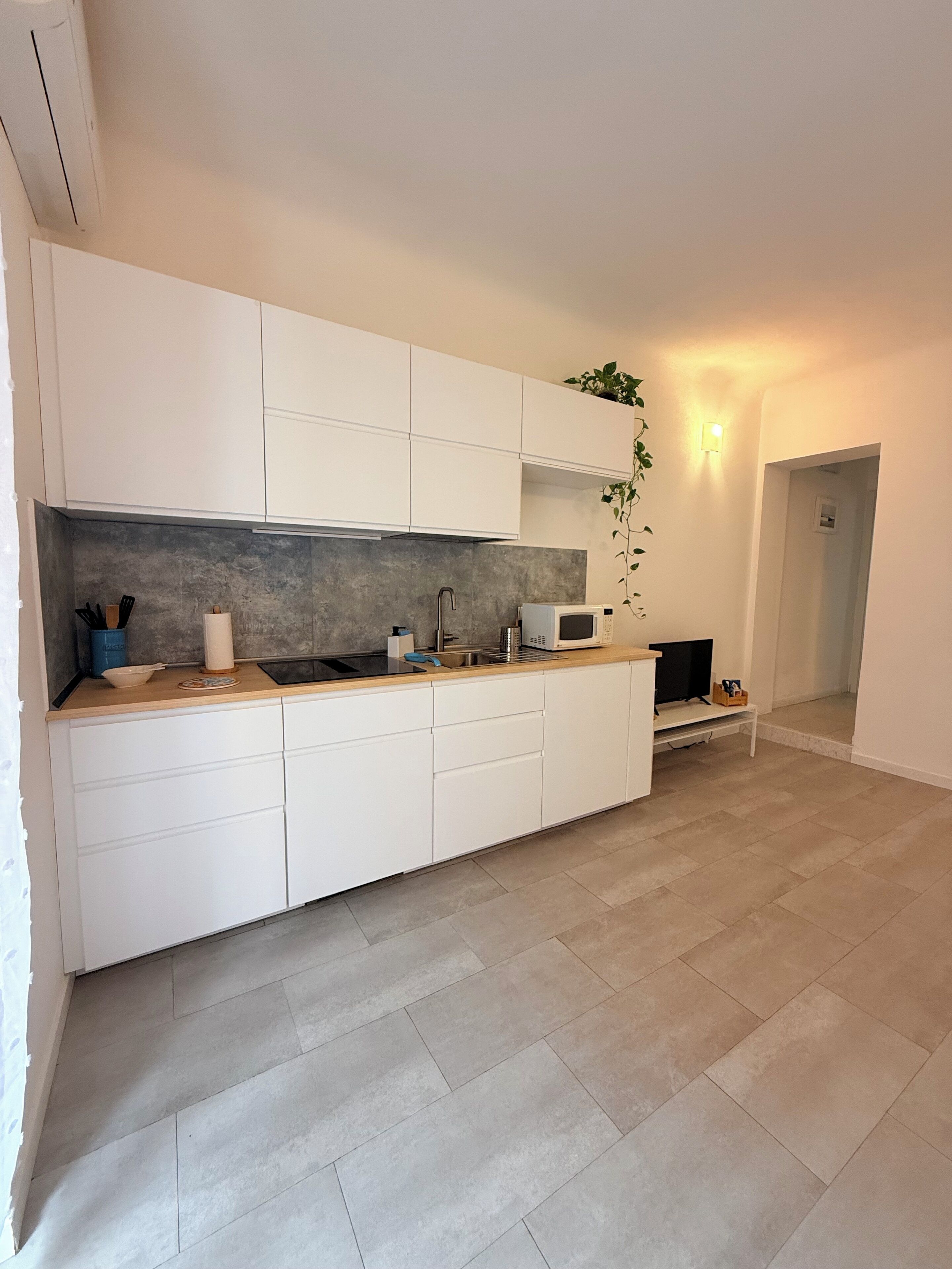 Geladeira, micro-ondas, cooktop, cafeteira/chaleira