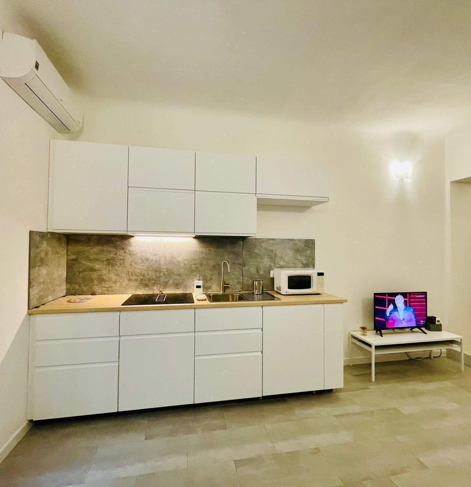 Geladeira, micro-ondas, cooktop, cafeteira/chaleira