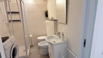 Een haardroger, een bidet, handdoeken, zeep