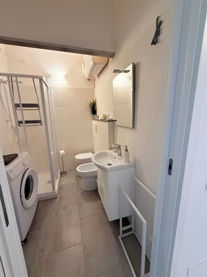 Een haardroger, een bidet, handdoeken, zeep