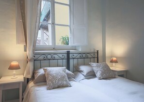 3 habitaciones, tabla de planchar con plancha, wifi y ropa de cama 